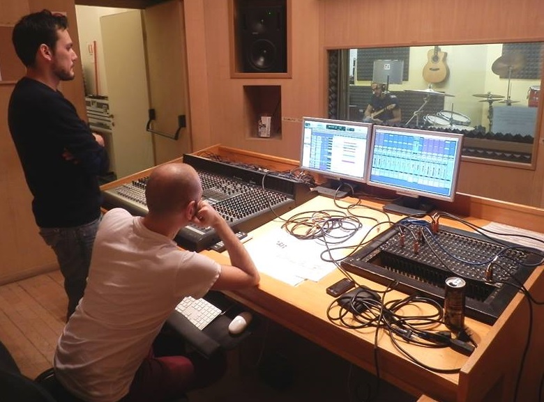 Alessandro Erba in studio con i Naga, durante le registrazioni delle chitarre.